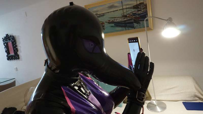 BTS: Jennifer struggling with her phone